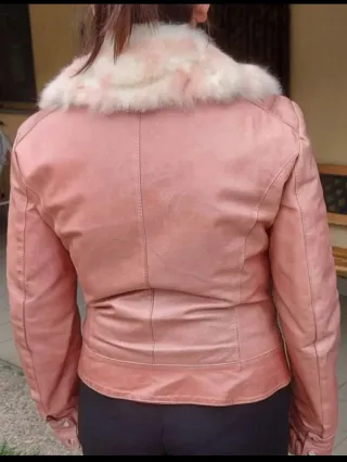 Giacca rosa con pelliccia.
