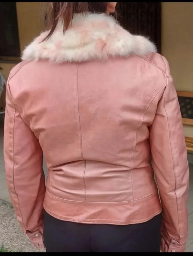 Giacca rosa con pelliccia.