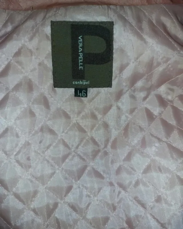 Giacca rosa con pelliccia.