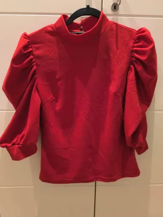 Blusa roja con mangas abullonadas
