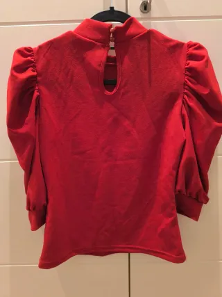 Blusa roja con mangas abullonadas