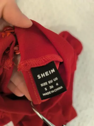 Blusa roja con mangas abullonadas