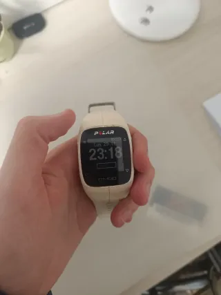 Pulsómetro Polar M400 con banda cardiaca.