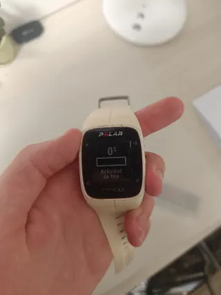 Pulsómetro Polar M400 con banda cardiaca.