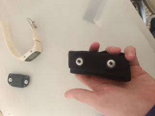 Pulsómetro Polar M400 con banda cardiaca.