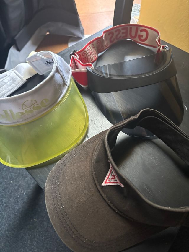 Viseras Guess y Ellesse