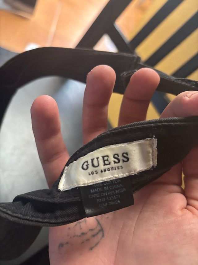 Viseras Guess y Ellesse