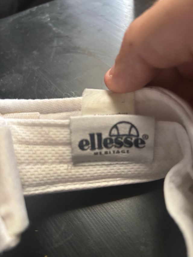 Viseras Guess y Ellesse