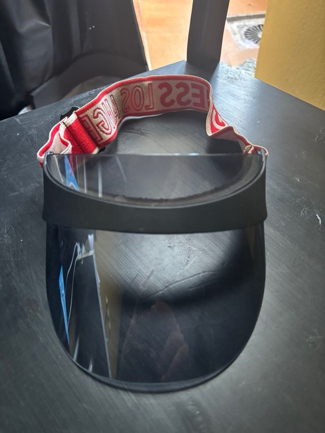 Viseras Guess y Ellesse