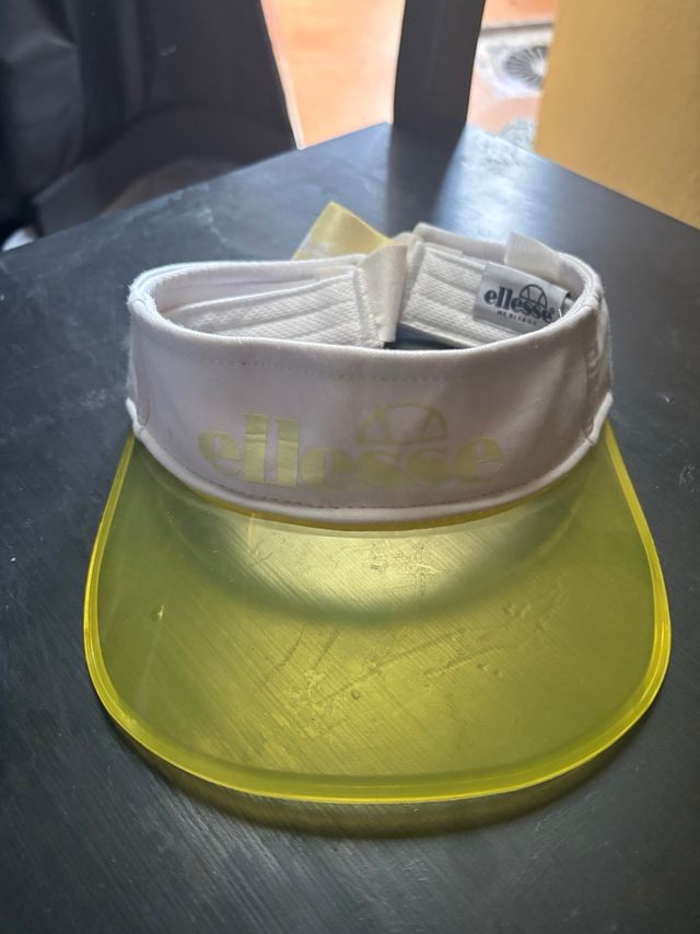 Viseras Guess y Ellesse