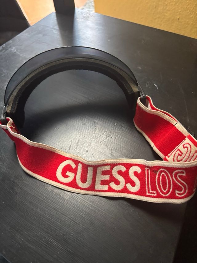 Viseras Guess y Ellesse