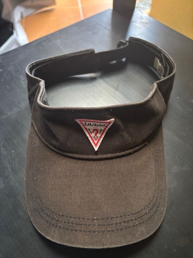 Viseras Guess y Ellesse