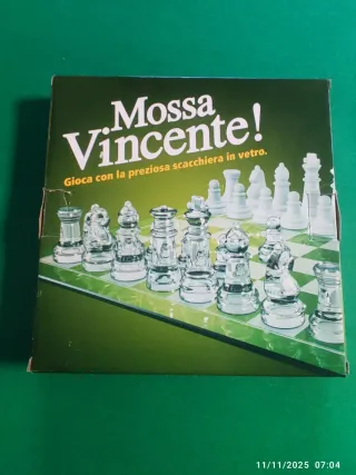 Scacchiera in vetro con scacchi trasparenti