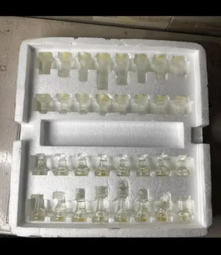 Scacchiera in vetro con scacchi trasparenti