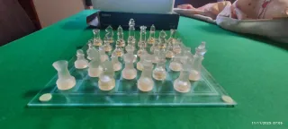 Scacchiera in vetro con scacchi trasparenti