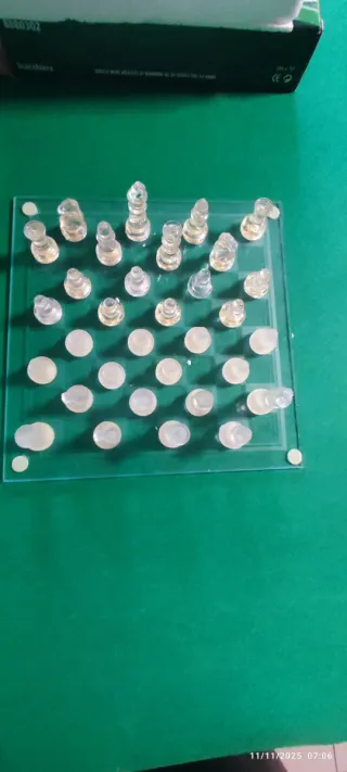 Scacchiera in vetro con scacchi trasparenti