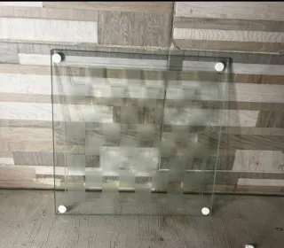 Scacchiera in vetro con scacchi trasparenti