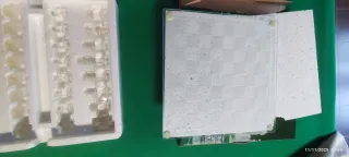 Scacchiera in vetro con scacchi trasparenti