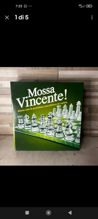 Scacchiera in vetro con scacchi trasparenti