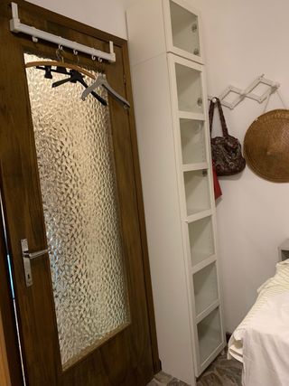 Colonna in legno con ante in vetro