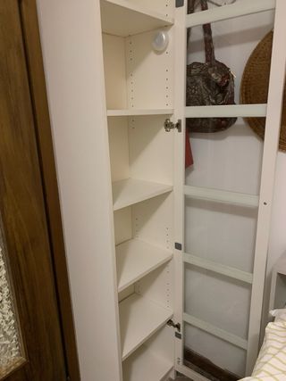 Colonna in legno con ante in vetro