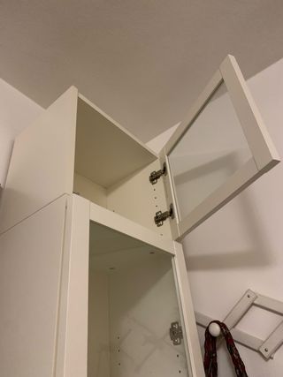 Colonna in legno con ante in vetro