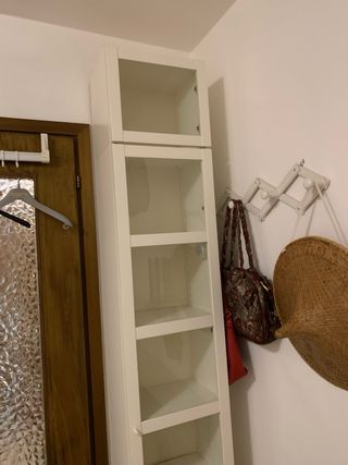 Colonna in legno con ante in vetro