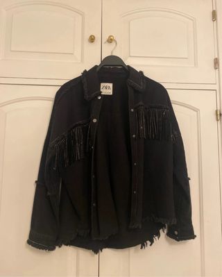 Chaqueta Zara negra con flecos