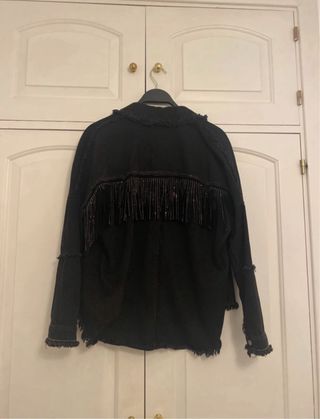 Chaqueta Zara negra con flecos