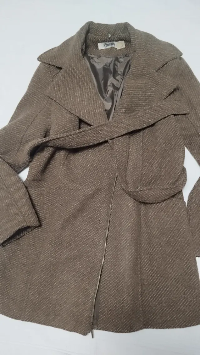 Abrigo marrón con cremallera y cinturón