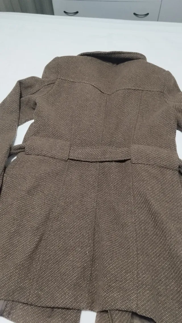 Abrigo marrón con cremallera y cinturón