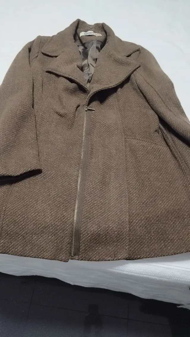 Abrigo marrón con cremallera y cinturón