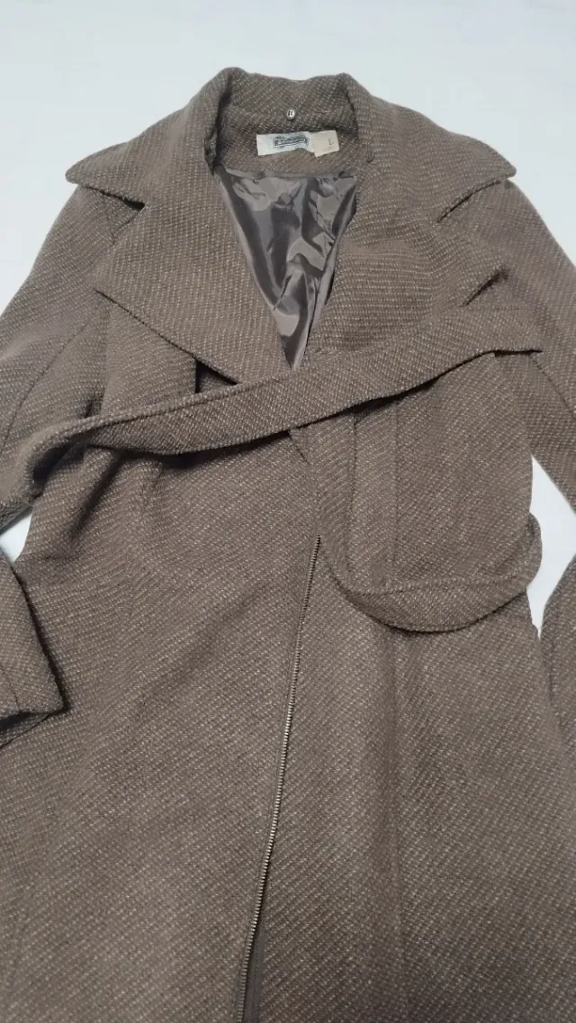 Abrigo marrón con cremallera y cinturón