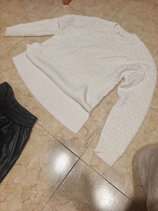 Conjunto mujer jersey blanco y pantalón polipiel