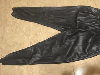 Conjunto mujer jersey blanco y pantalón polipiel