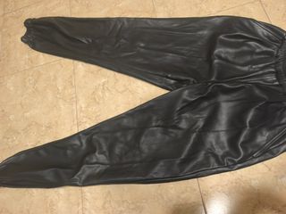 Conjunto mujer jersey blanco y pantalón polipiel