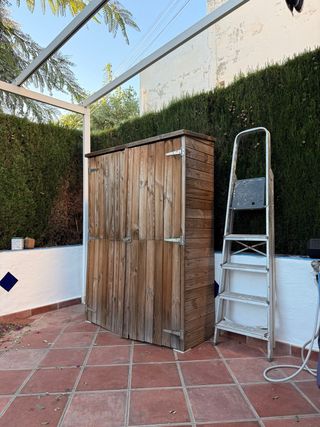 Caseta de madera para exterior y escalera