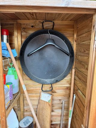 Caseta de madera para exterior y escalera