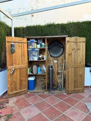 Caseta de madera para exterior y escalera