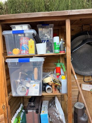 Caseta de madera para exterior y escalera