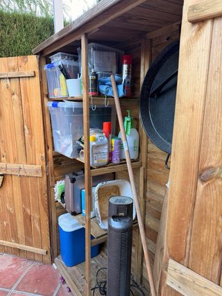 Caseta de madera para exterior y escalera