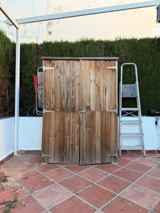 Caseta de madera para exterior y escalera