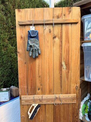 Caseta de madera para exterior y escalera