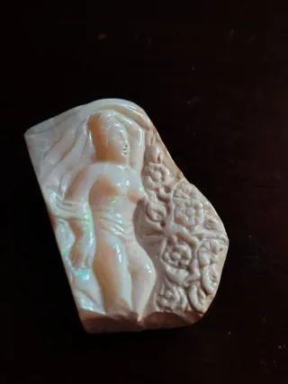 Madreperla intagliata figura femminile dormiente