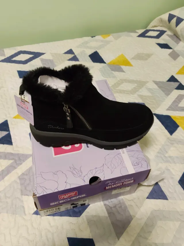 Bota Skechers cuña baja negra
