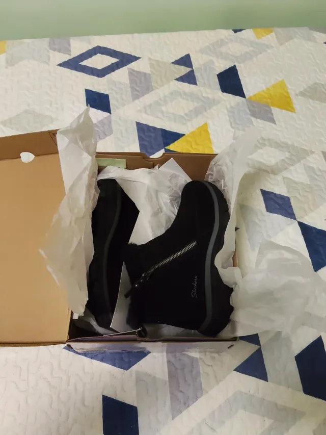 Bota Skechers cuña baja negra