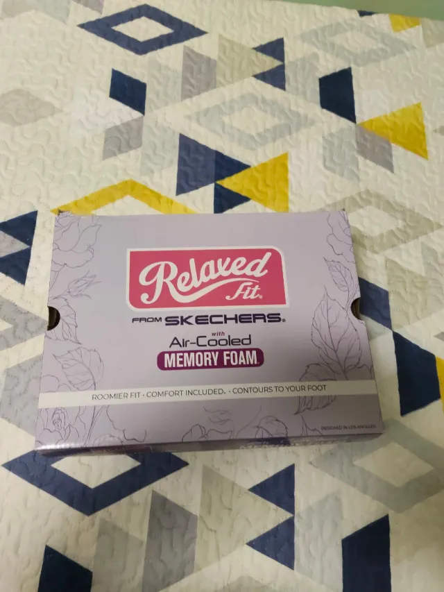 Bota Skechers cuña baja negra