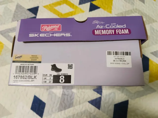 Bota Skechers cuña baja negra