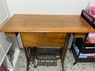 Máquina de coser Alfa con mesa