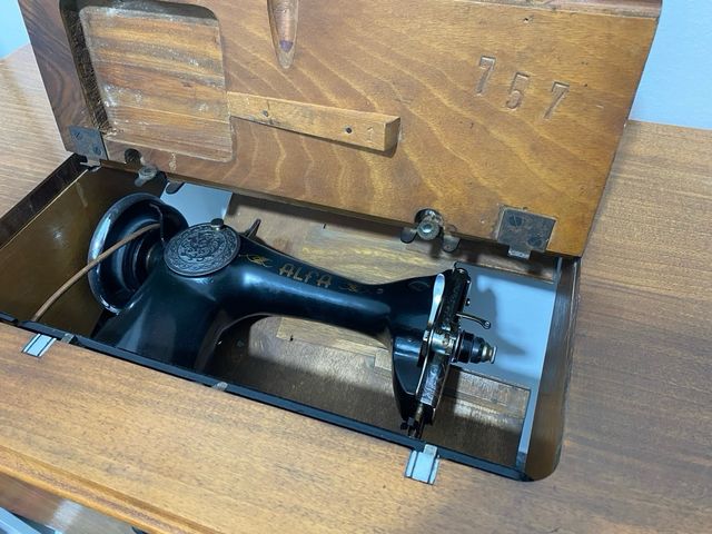 Máquina de coser Alfa con mesa